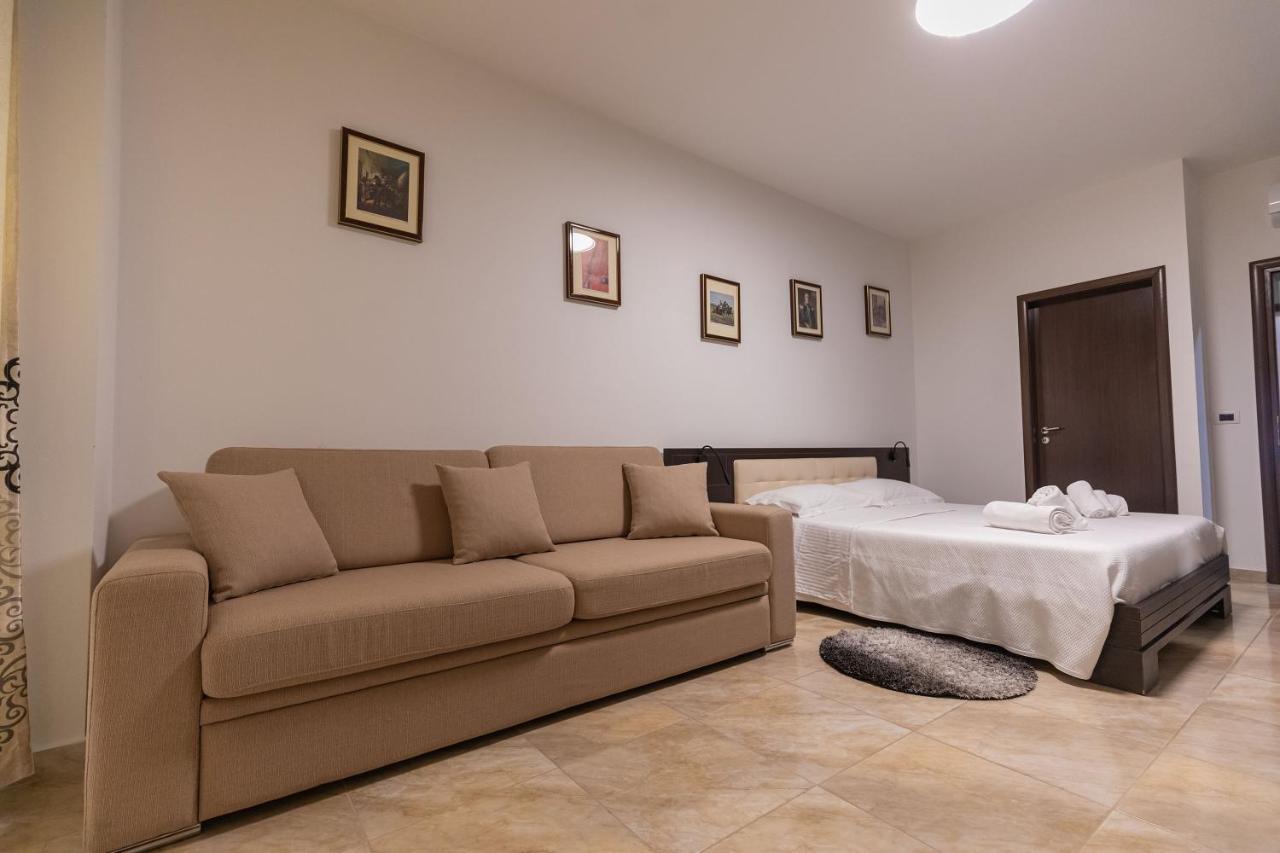 Hotel Pirro Vlore Exterior photo